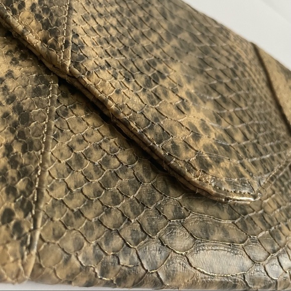 NWOT Urban Expressions Tan & Grey Snake Skin print embossed envelope clutch - Picture 3 of 7